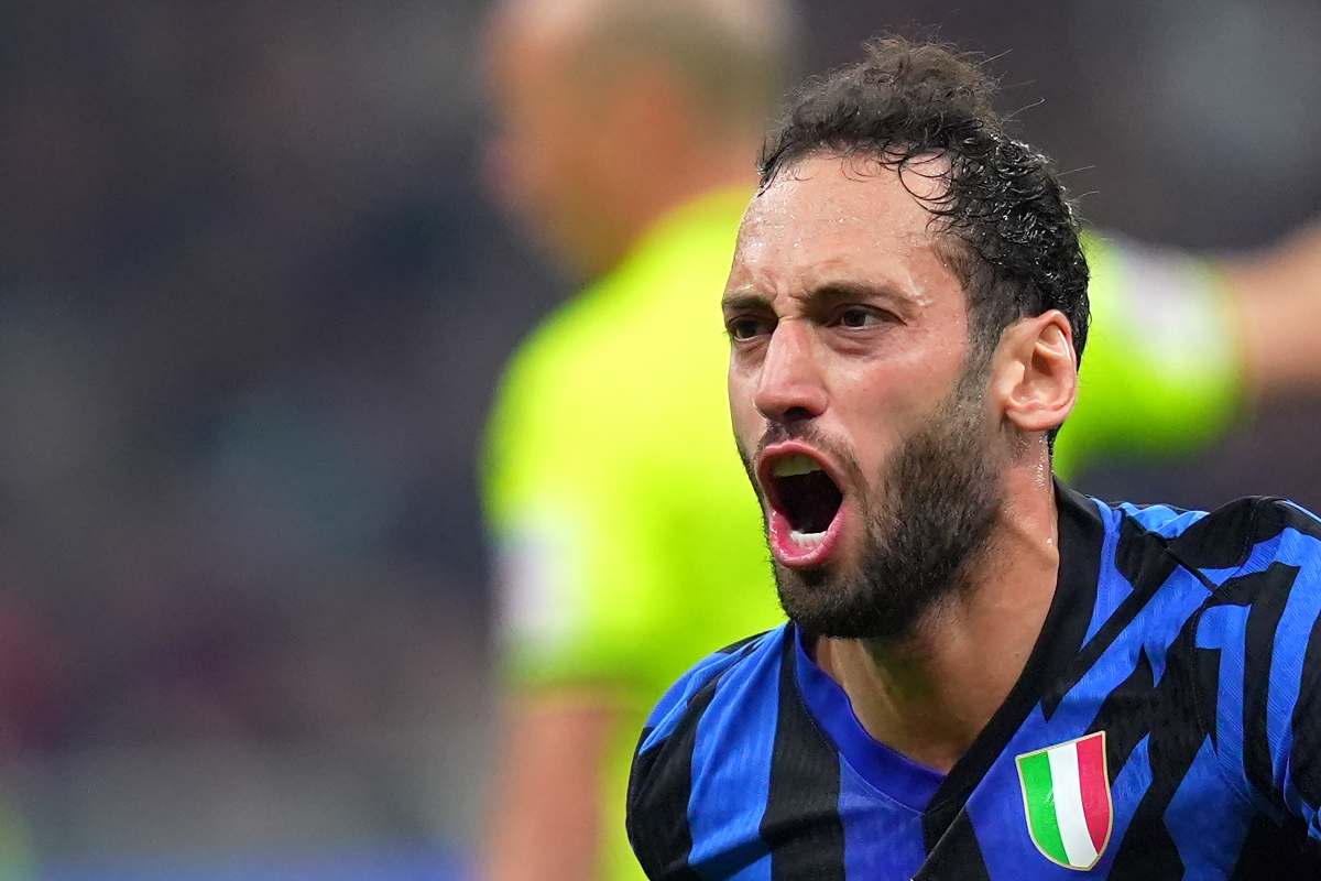Il centrocampista turco Hakan Calhanoglu esulta dopo un gol segnato con la maglia dell'Inter