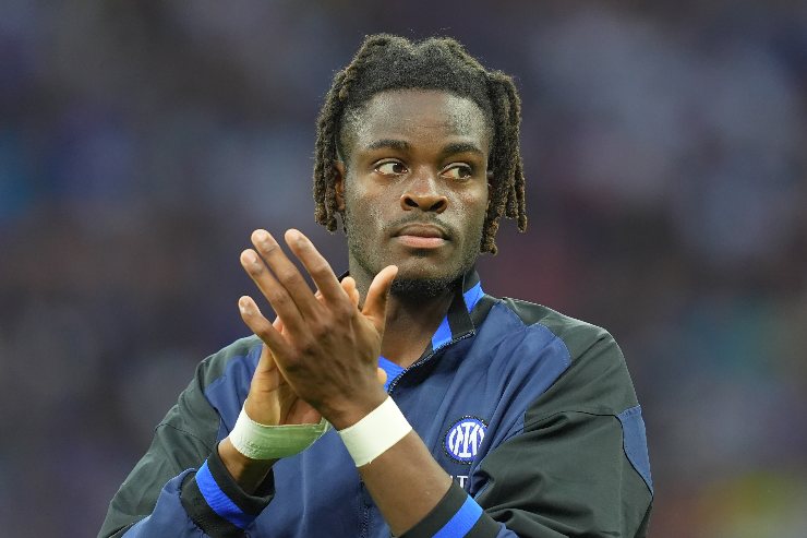 Il difensore dell'Inter Yann Aurel Bisseck in primo piano