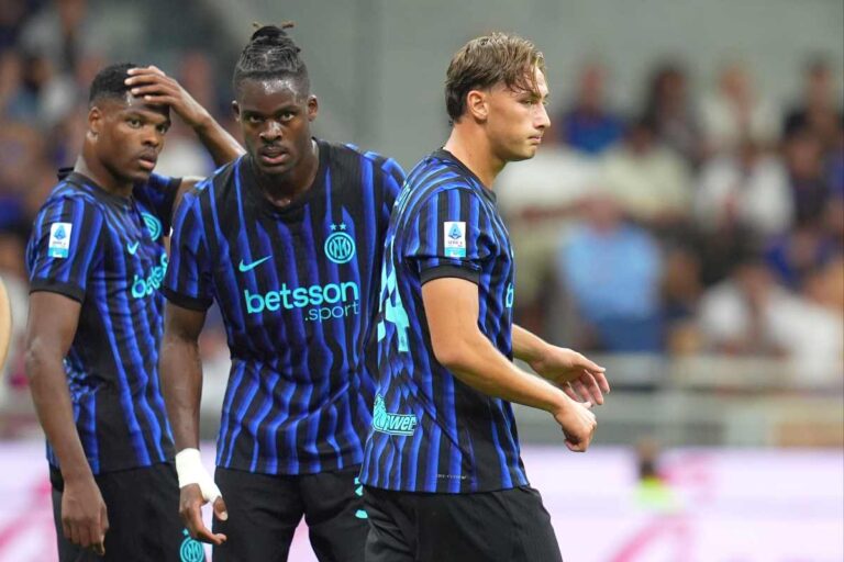 I giocatori dell'Inter Denzel Dumfries, Yann Aurel Bisseck e Fracesco Pio Esposito in campo