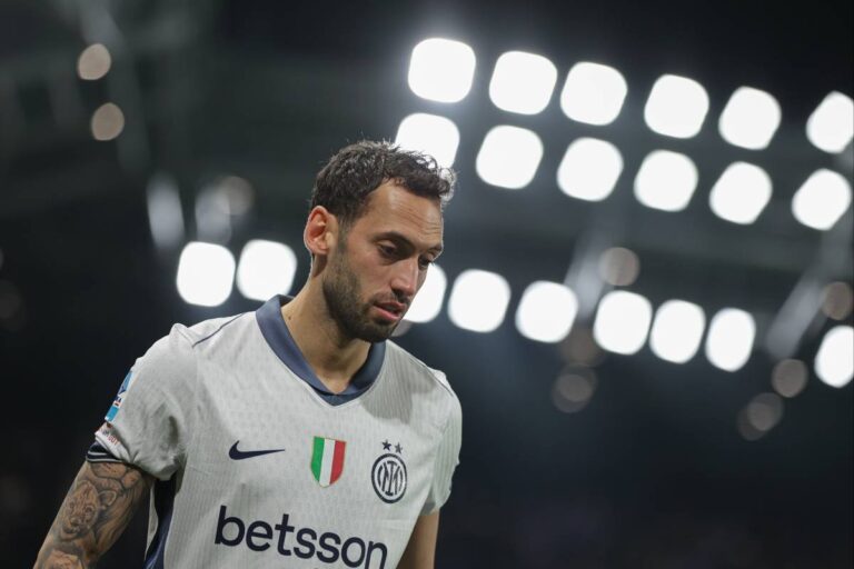 Il centrocampista dell'Inter Hakan Calhanoglu in primo piano