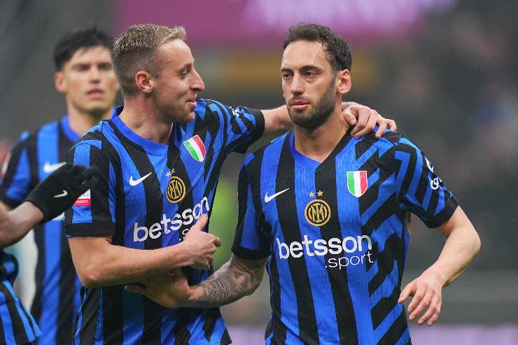 I calciatori dell'Inter Hakan Calhanoglu e Davide Frattesi in primo piano