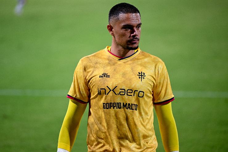 Il portiere del Cagliari Elia Caprile in primo piano