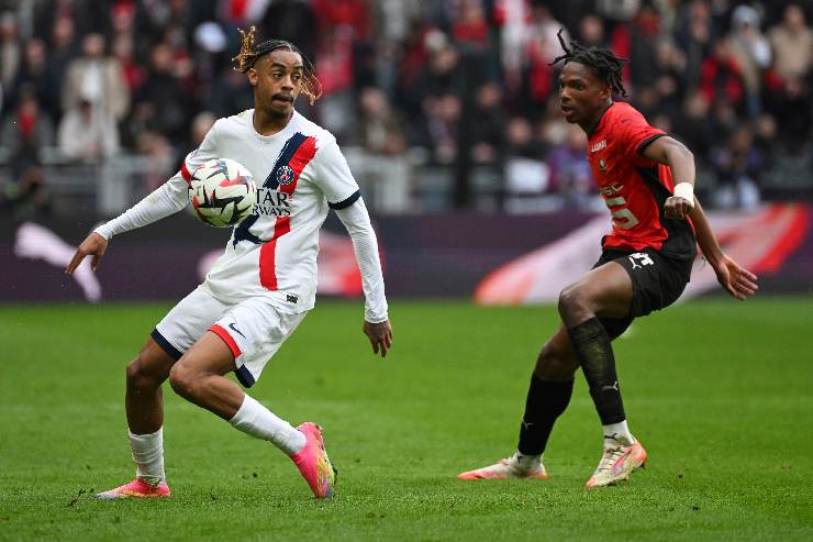 Il difensore del Rennes Jeremy Jacquet in campo a duello contro Bradley Barcola del PSG
