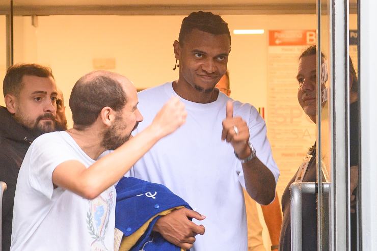 Il difensore Manuel Akanji in primo piano dopo aver svolto le visite mediche con l'Inter