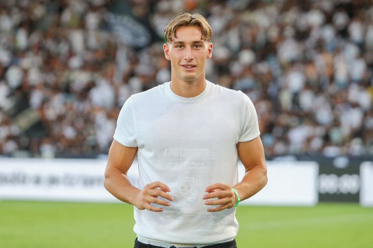 L'attaccante dell'Inter Francesco Pio Esposito riceve un premio dallo Spezia Calcio