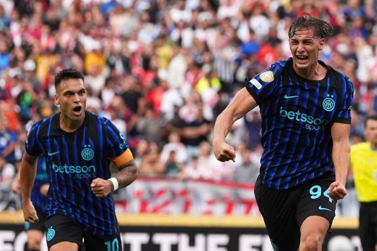 Il calciatore dell'Inter Francesco Pio Esposito esulta dopo la rete messa a segno contro il River Plate; alla sua sinistra l'argentino Lautaro Martinez