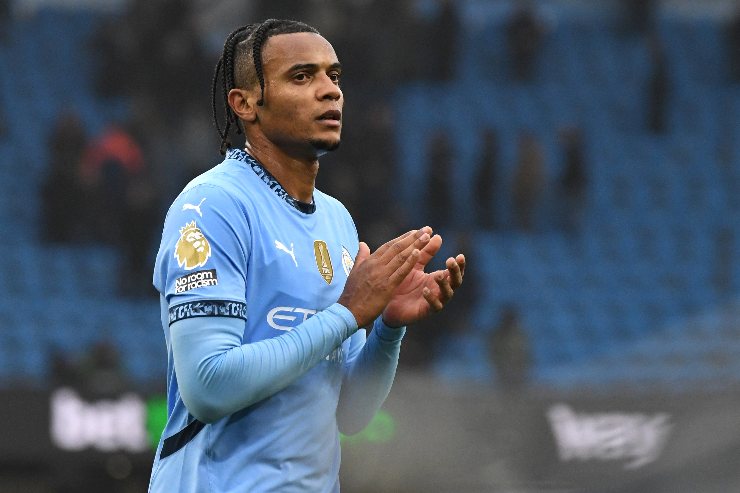 Il difensore svizzero Manuel Akanji in primo piano con la maglia del Manchester City