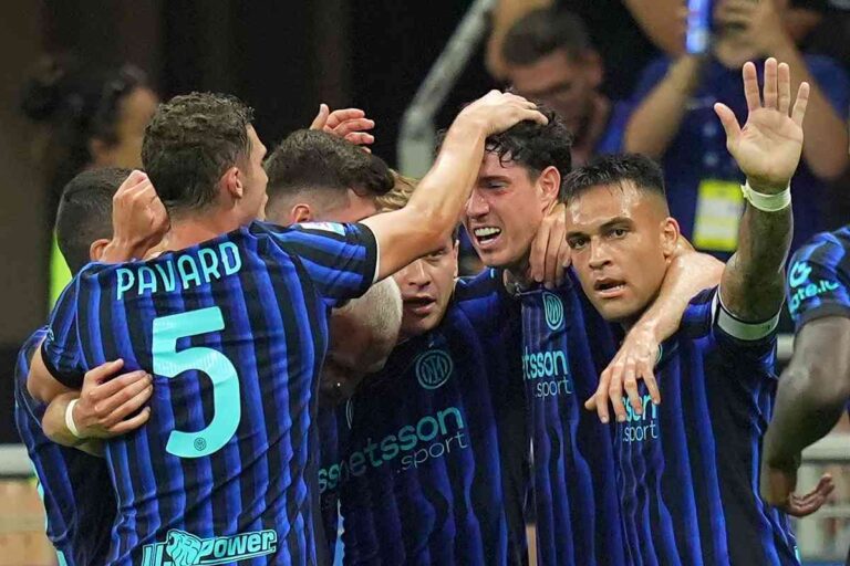 I calciatori dell'Inter esultano dopo unaete messa a segno
