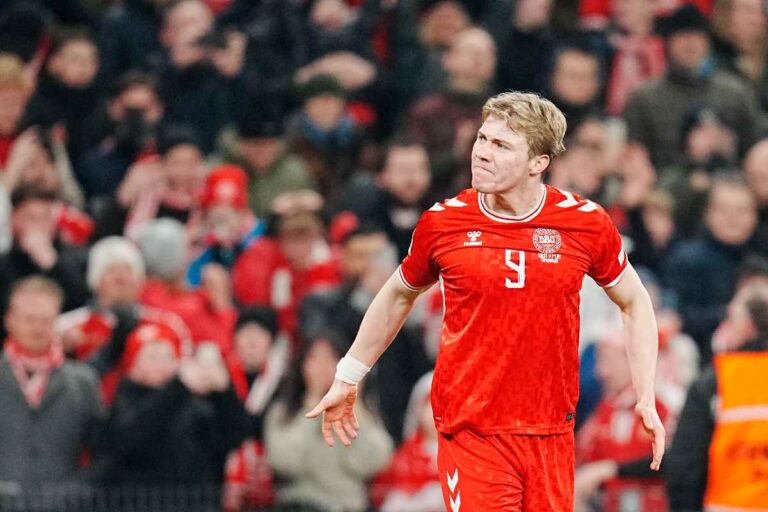 L'attaccante Rasmus Hojlund durante un match disputato con la nazionale della Danimarca