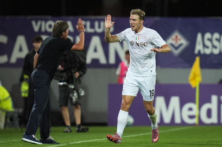 L'attaccante Rasmus Hojlund e il tecnico del Napoli Antonio Conte a bordocampo durante un match