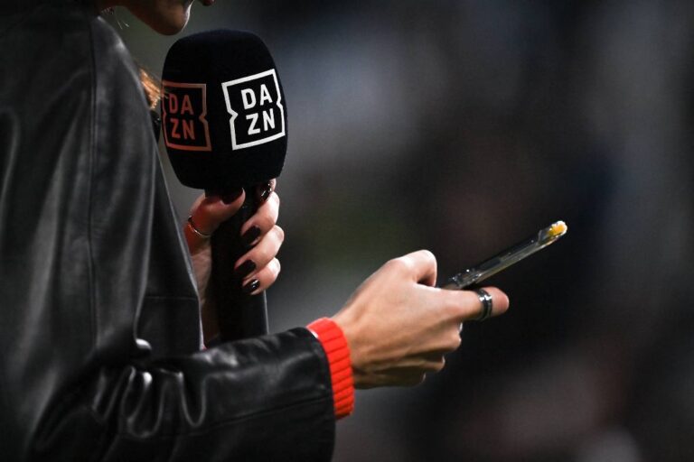 Un microfono dell'emittente televisiva sportiva DAZN in primo piano