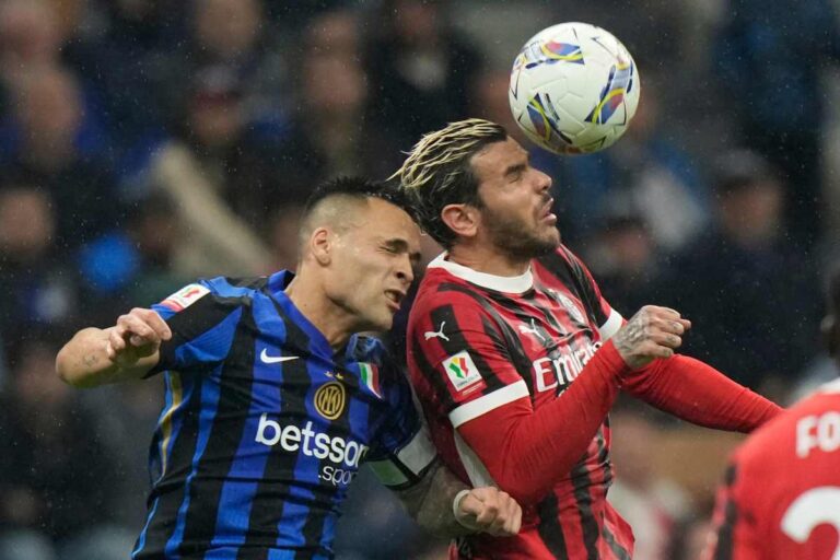 Il duello aereo tra il calciatore dell'Inter Lautaro Martinez e il calciatore del Milan Theo Hernandez