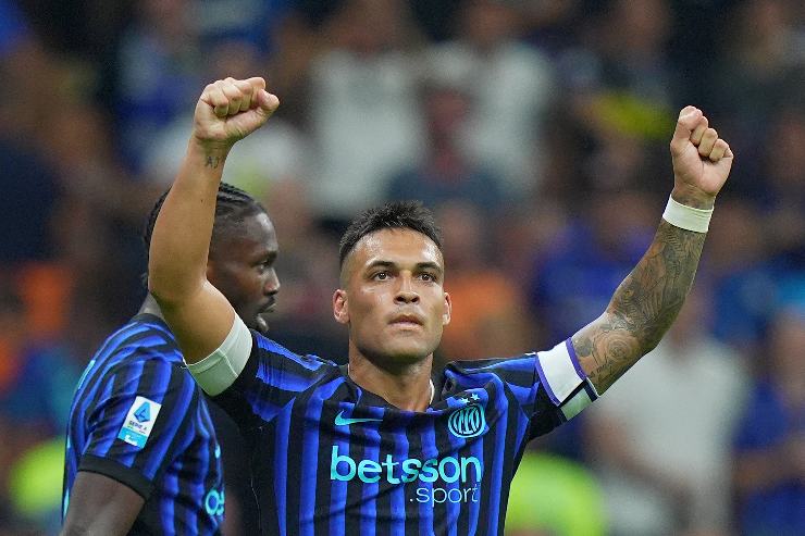 Il calciatore dell'Inter Lautaro Martinez esulta dopo il gol messo a segno contro il Torino