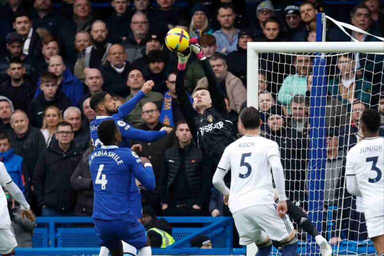 Il portiere del Leeds Illan meslier compie una parata durante il match contro il Chelsea