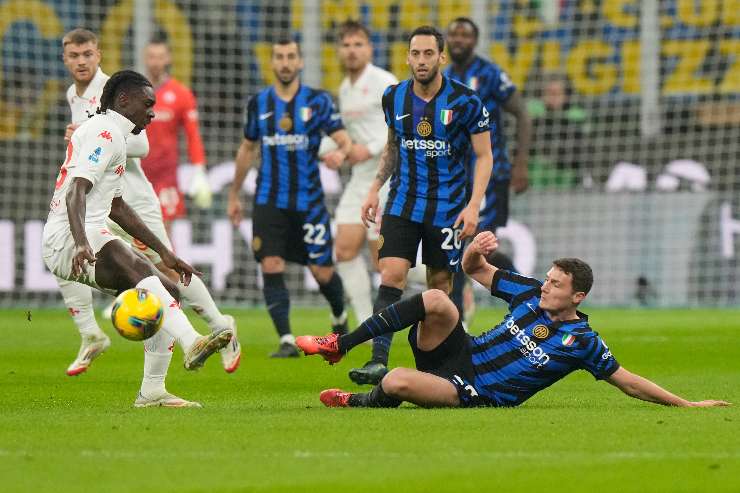 Il difesnore Benjamin Pavard interviene in scivolata su Moise Kean durante il match tra Fiorentina e Inter