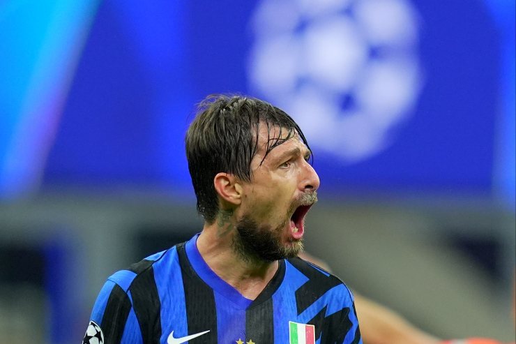 Il difensore dell'Inter Francesco Acerbi durante una sfida di Champions League