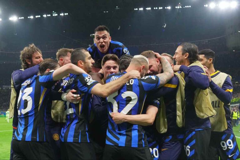 I calciatori dell'Inter esultano dopo la rete messa a segno nel match di UEFA Champions League contro il Barcellona
