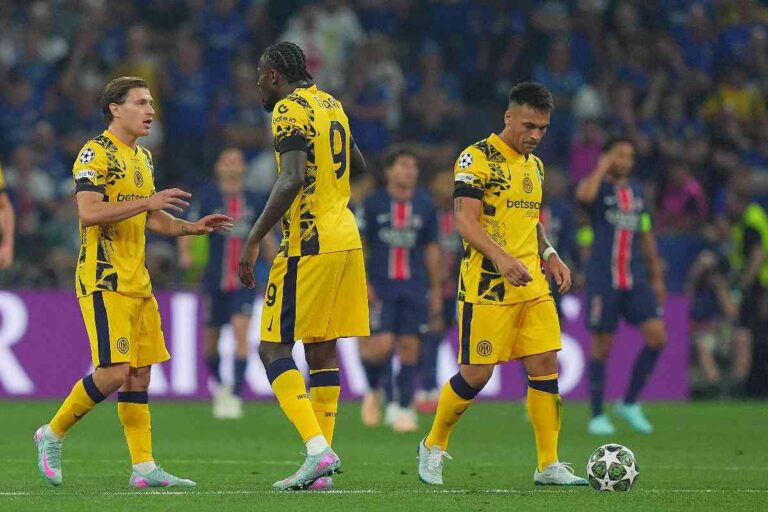 I calciatori dell'Inter Nicolò barella, Marcus Thuram e Lautaro Martinez in campo durante la finale di Champions League contro il PSG