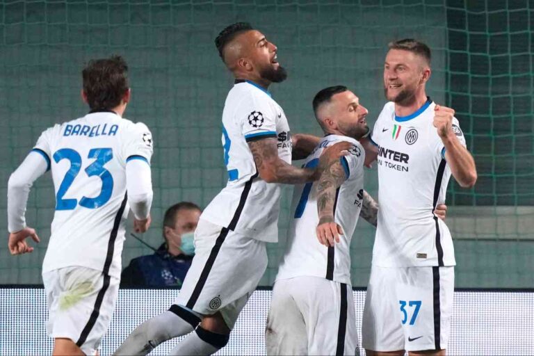 I calciatori dell'Inter Nicolò Barella, Arturo Vidal, Marcelo Brozovic e Milan Skriniar esultano dopo un gol