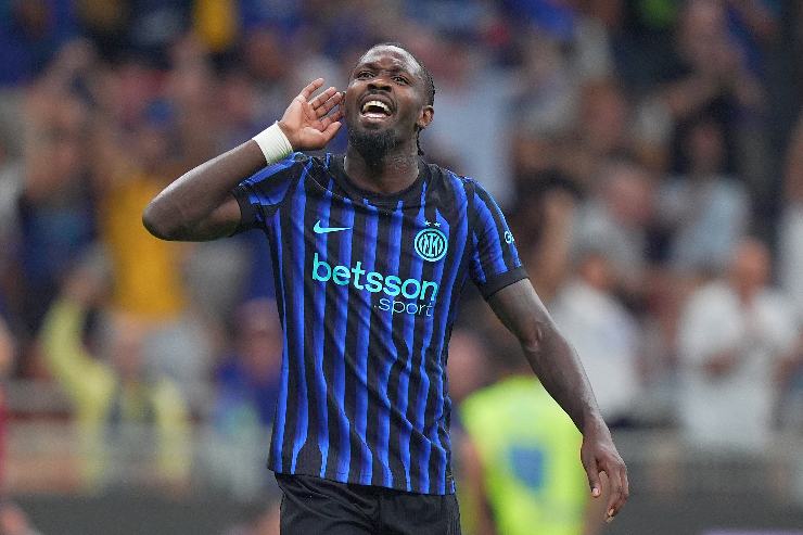 Il calciatore dell'Inter Marcus Thuram esulta dopo la rete segnata contro il Torino