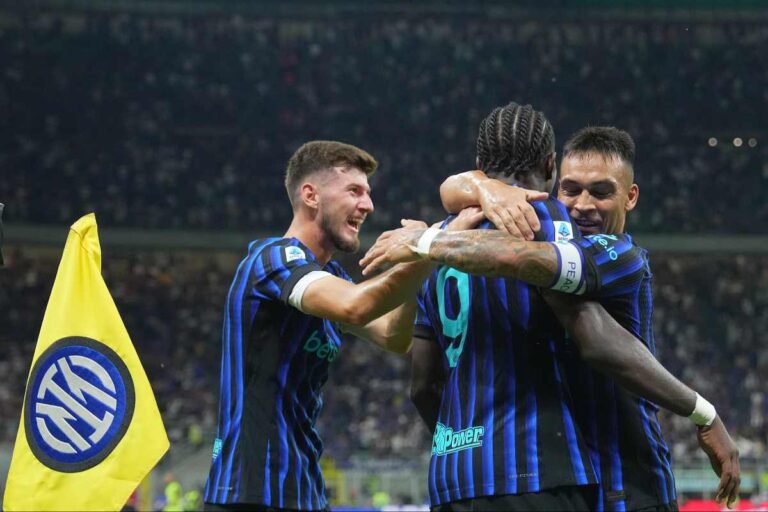 I calciatori dell'Inter Petar Sucic, Marcus Thuram e Lautaro Martinez esultano dopo il gol contro il Torino