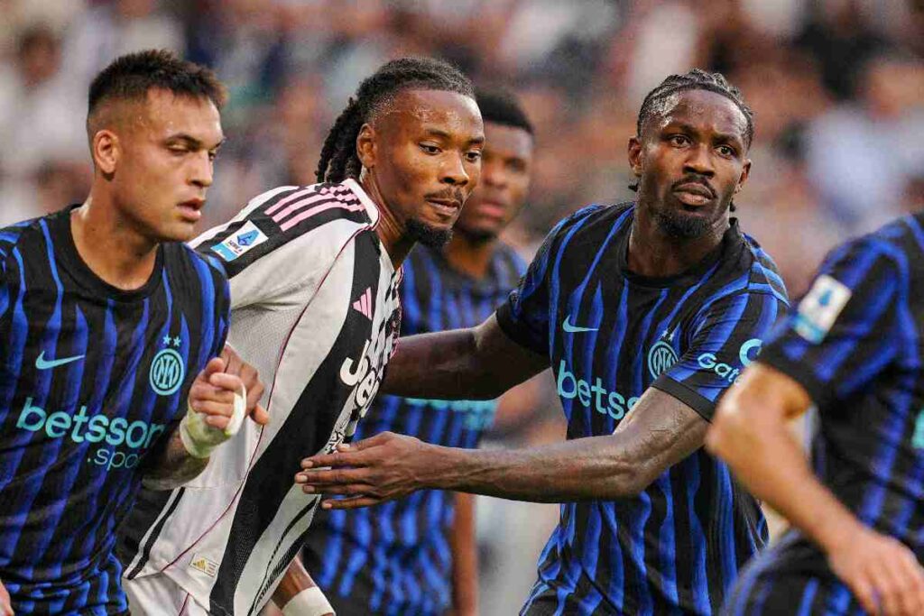 I calciatori dell'Inter Lautaro Martinez e Marcus Thuram in marcatura sul centrocampista della Juventus Khephren Thuram