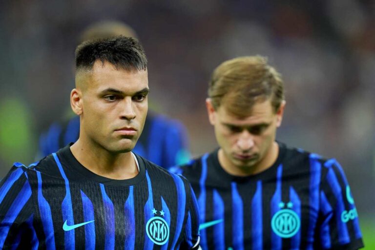 Il capitano dell'Inter Lautaro Martinez in primo piano, in secondo piano il centrocampista nerazzurro Nicolò Barella