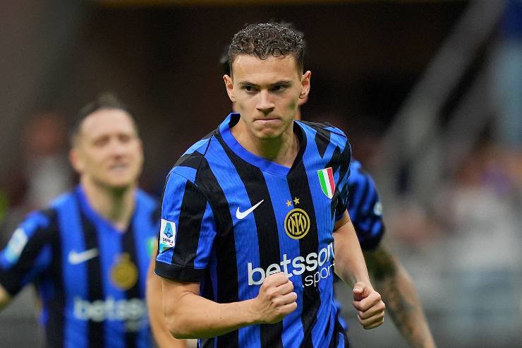 Il centrocampista ex Inter durante una partita di Serie A, concentrato prima di un’azione offensiva