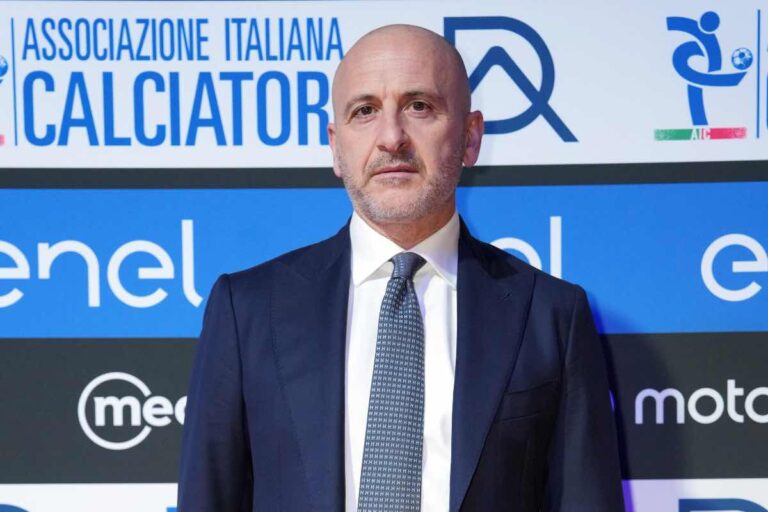 Piero Ausilio durante un evento ufficiale dell’Associazione Italiana Calciatori nel 2025.