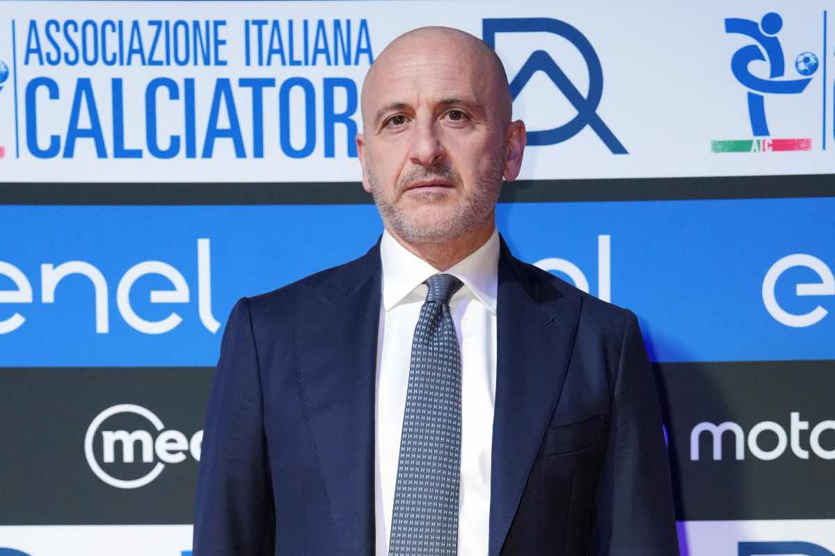 Piero Ausilio durante un evento ufficiale dell’Associazione Italiana Calciatori nel 2025.