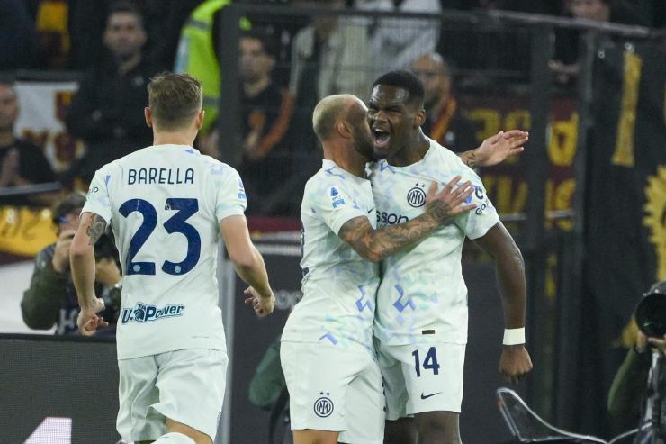 Nicolò Barella, Federico Dimarco e Ange-Yoan Bonny esultano dopo il gol contro la Roma