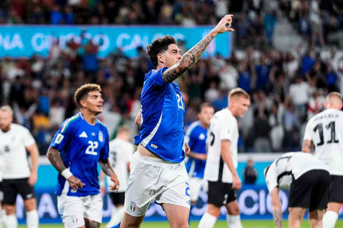 Bastoni in campo con la maglia dell'Italia