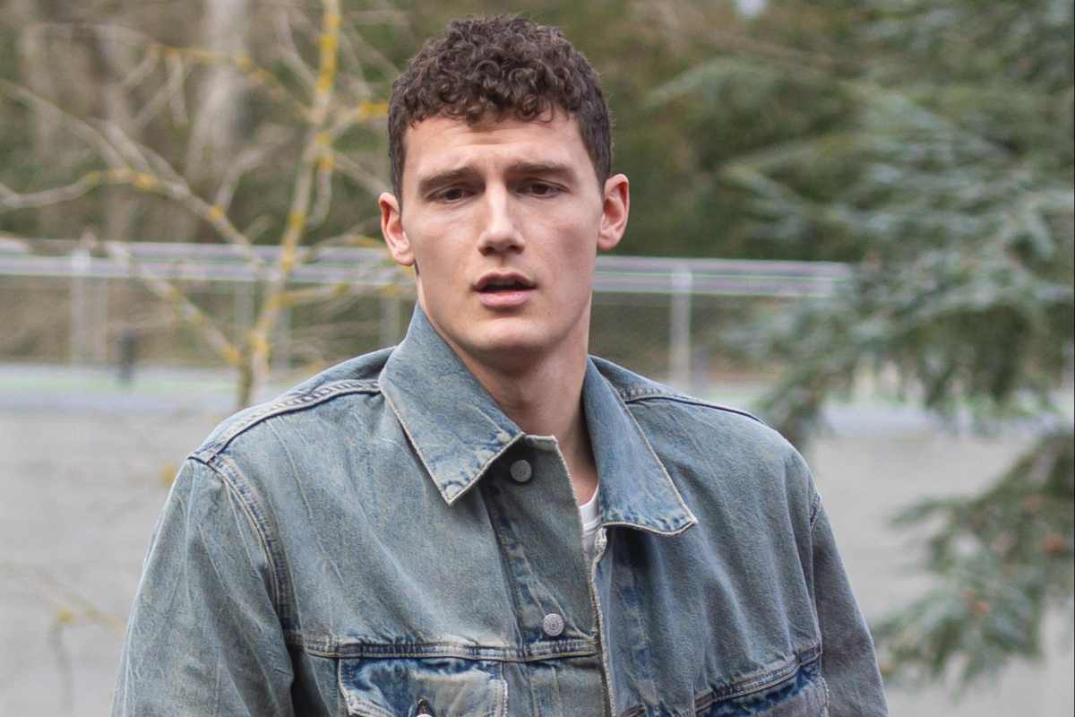 Benjamin Pavard, difensore dell’Olympique Marsiglia, immortalato in un momento di relax fuori dal campo durante la stagione 2025, con giacca di jeans e look casual.