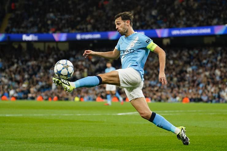 Bernardo Silva del Manchester City controlla il pallone in aria durante una partita di Champions League 2025 all’Etihad Stadium.