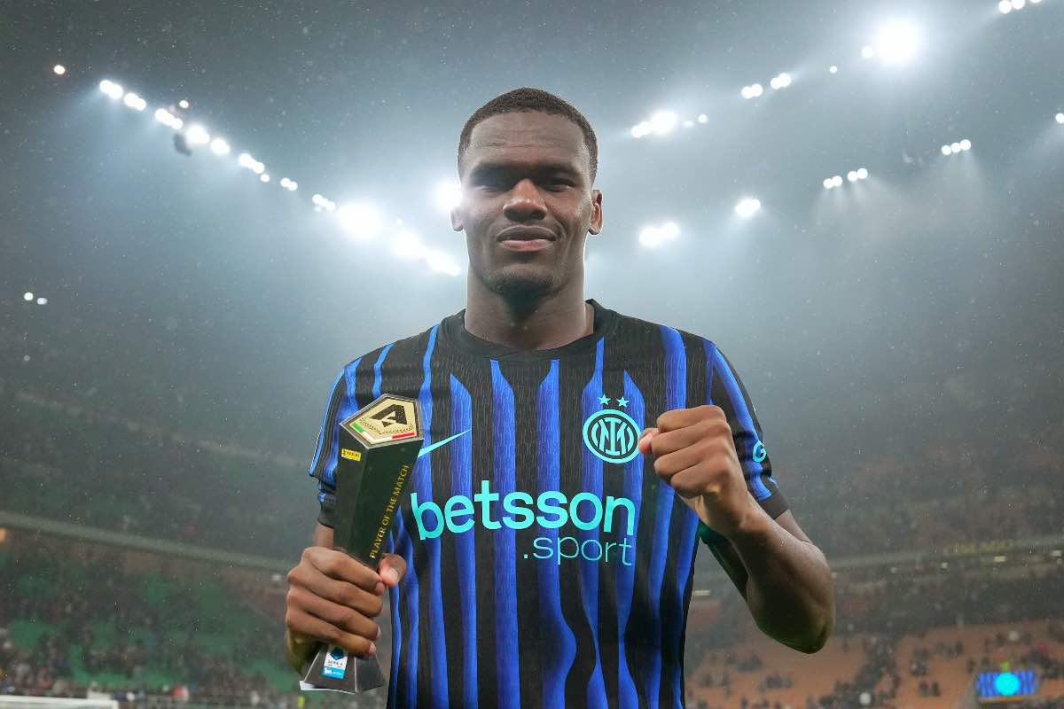 Ange Bonny dell’Inter posa con il premio “Player of the Match” dopo la vittoria a San Siro in Serie A 2025.
