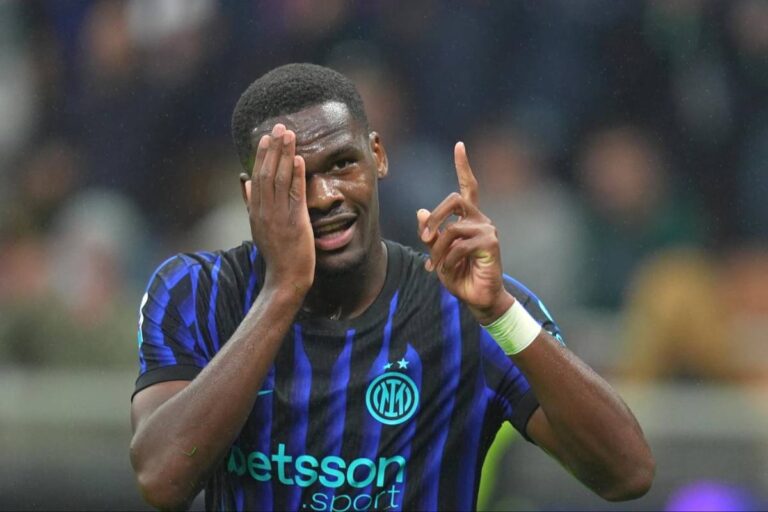 Ange Yoan Bonny esulta dopo un gol con l'Inter