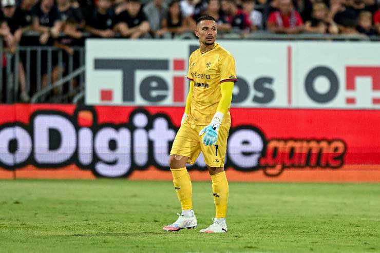 Elia Caprile in azione con la maglia del Cagliari durante una partita della stagione 2025/2026.