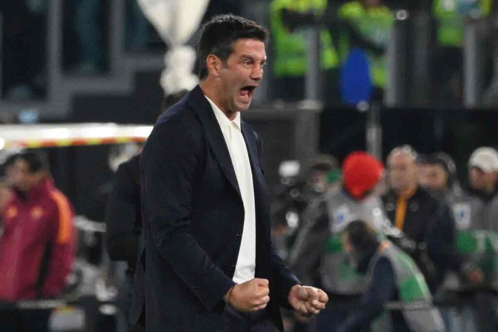 Chivu abbracciato da tutta la squadra dopo la partita