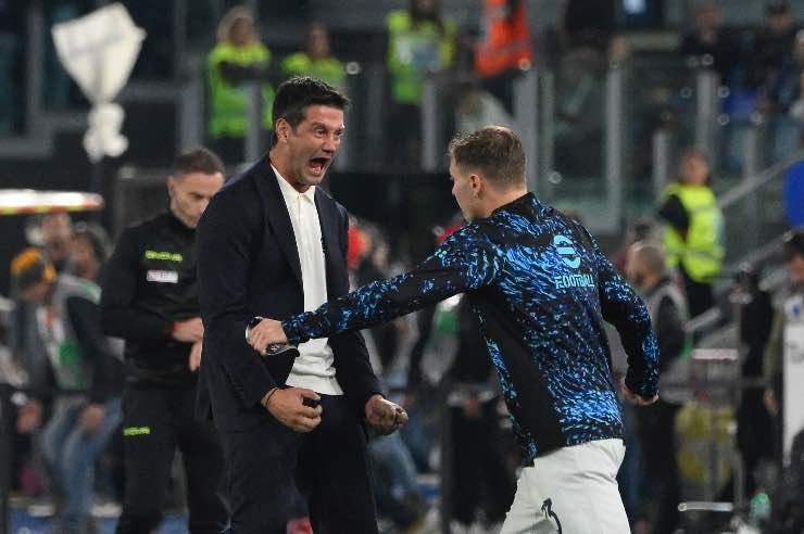 Chivu abbracciato da tutta la squadra dopo la partita
