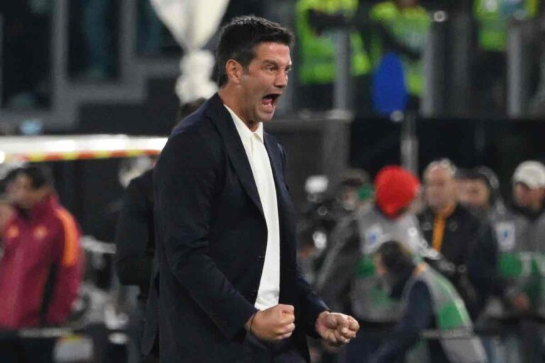Chivu abbracciato da tutta la squadra dopo la partita