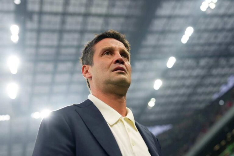 Cristian Chivu, allenatore dell’Inter, osserva concentrato la squadra durante una partita di Serie A nel 2025.