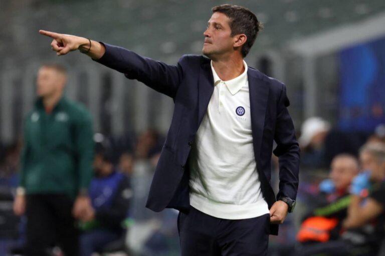 Chivu dà indicazioni in campo ai giocatori