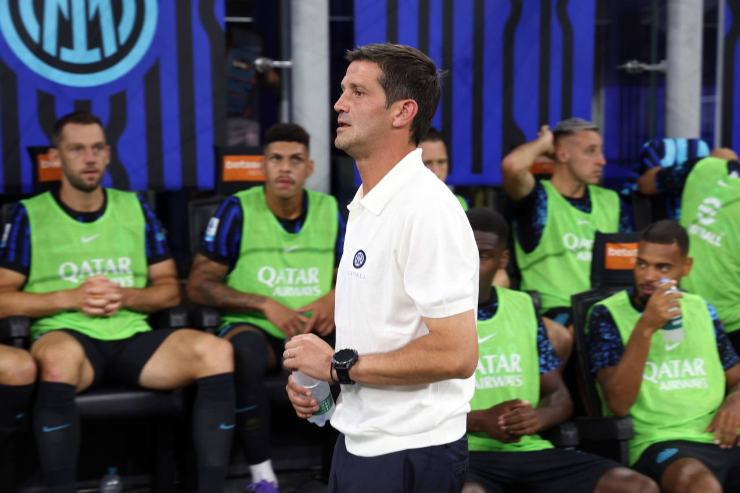 Chivu insieme ai giocatori dell’Inter in panchina