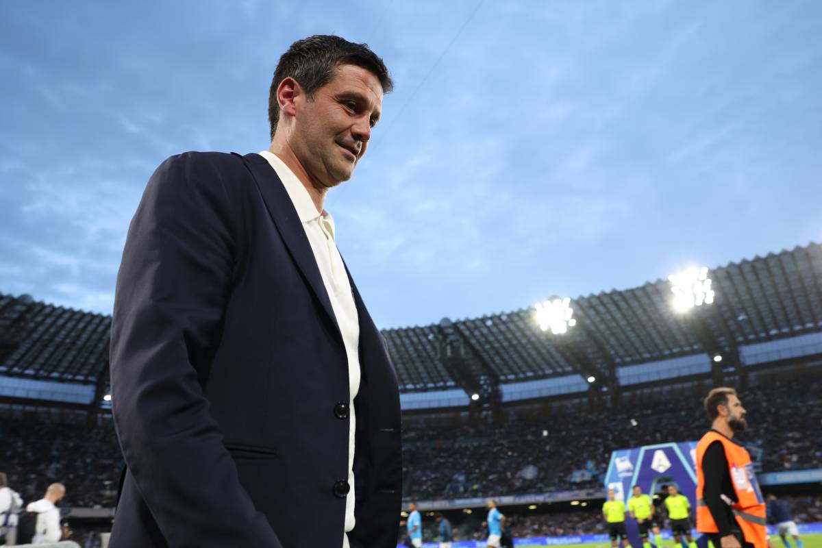 Chivu mentre esce dal campo del Maradona dopo la sconfitta contro il Napoli