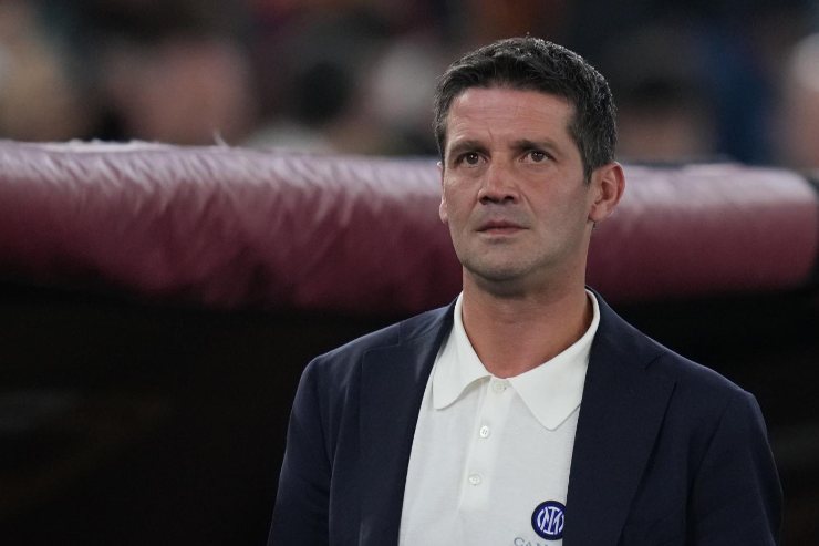 Chivu pensieroso sulla panchina
