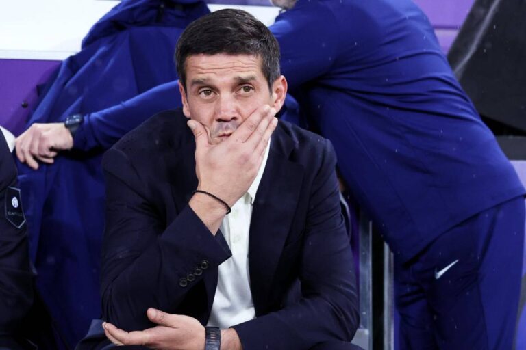 Chivu pensieroso in panchina prima della sfida contro l'Union Saint-Gilloise in Champions