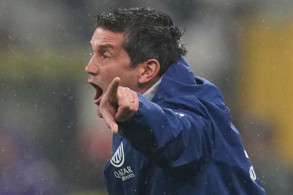 Chivu urla un movimento ai suoi uomini durante Inter-Fiorentina