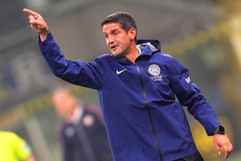 L'allenatore dell'Inter Christian Chivu che dà indicazioni dalla panchina