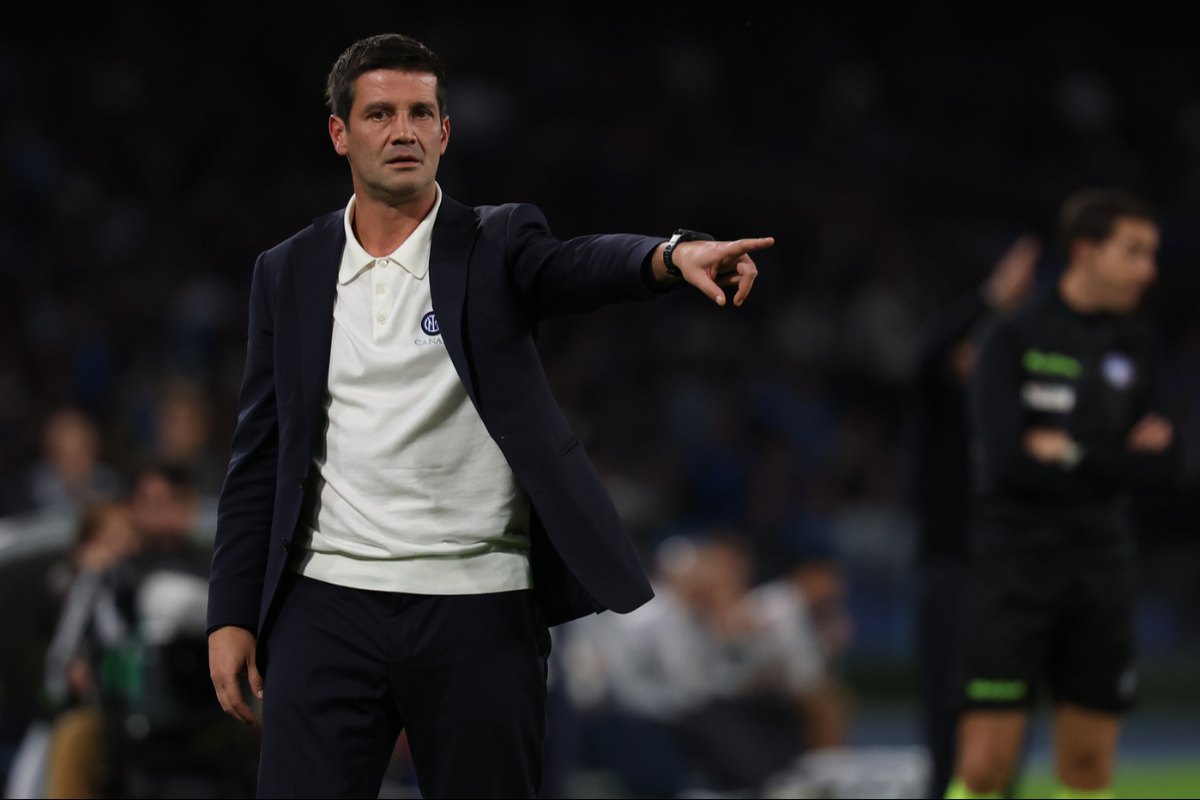 Cristian Chivu in campo per la partita di serie A 2025 contro il Napoli allo Stadio Maradona