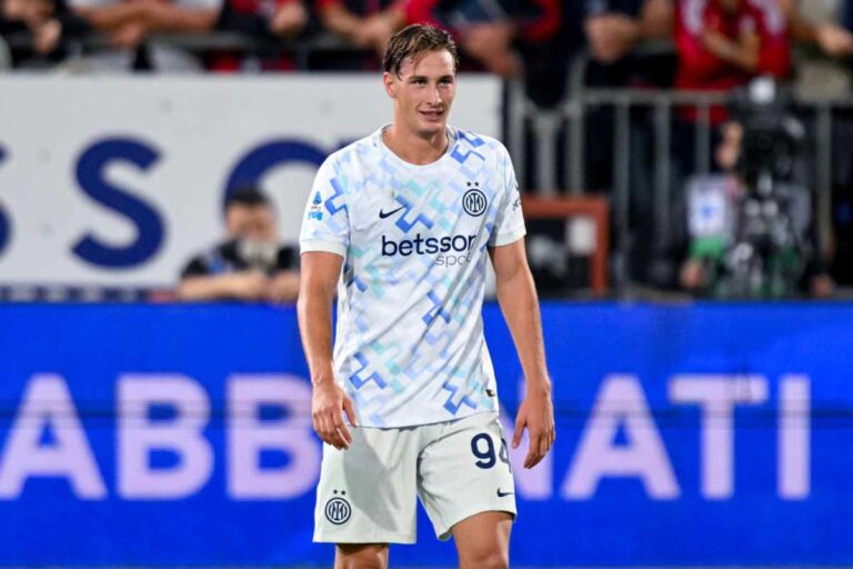Pio Esposito dell’Inter in campo con la maglia da trasferta bianca durante un match di Serie A 2025.